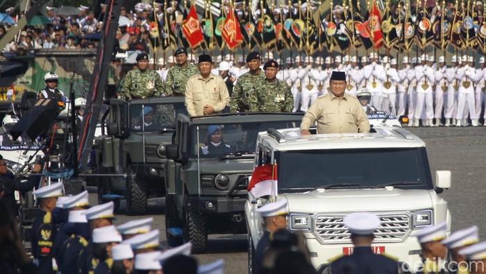 momen-presiden-prabowo-cek-pasukan-di-upacara-hut-ke-80-tni