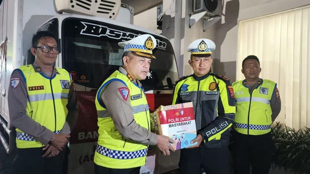 Kakorlantas Polri Kirim Satu Ton Rendang Dan Ribuan Paket Sembako Untuk Korban Bencana Sumbar
